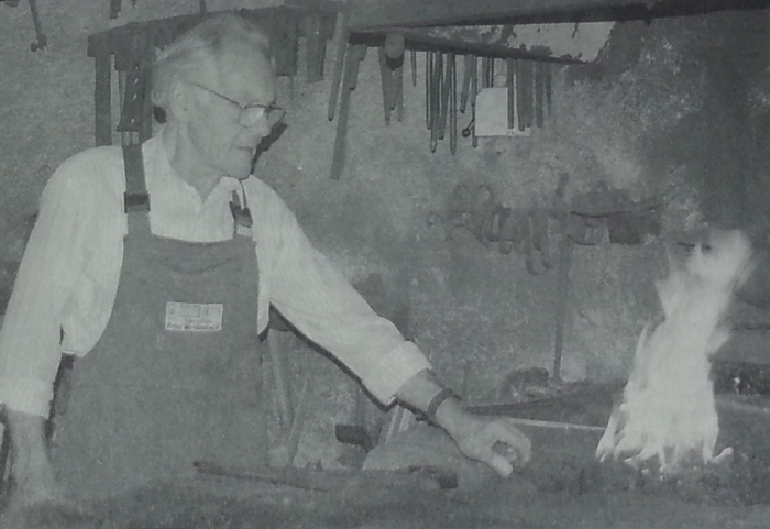 Das lodernde Schmiedefeuer und das Metall pr&auml;gen das Leben von Peter Weidenbach. Viele der Werkzeuge sind schon seit Jahrzehnten in der Schmiede im Einsatz.
